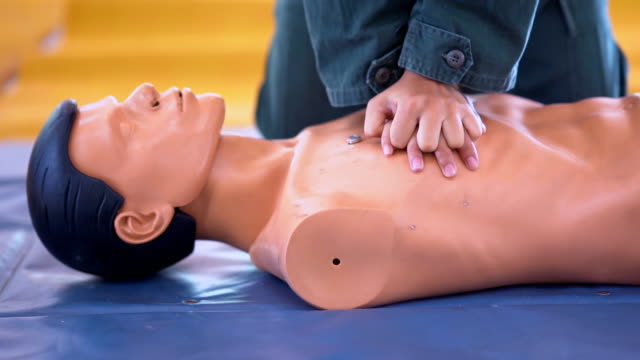 Kardiopulmonalen-Reanimation-oder-CPR-training