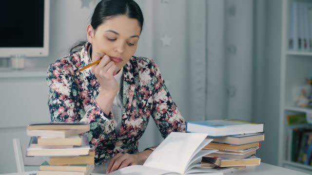Müde-Frau-mit-einem-Bleistift-auf-Prüfung-vorbereiten