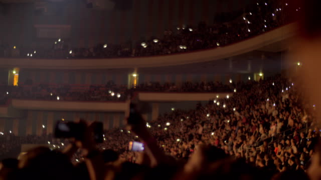 Publikum-winken-Hände-und-mobile-Taschenlampen-beim-Konzert