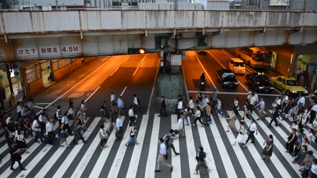 Busy-Zebra-crossing-in-Osaka-Japan