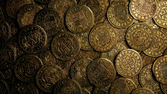 Tiro-arriba-de-monedas-antiguas-de-rotación