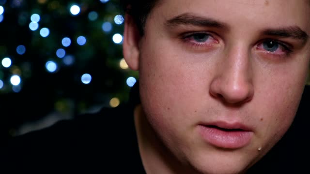 Trauer-über-Weihnachten-depressive-junge-Mann-allein-zu-weinen