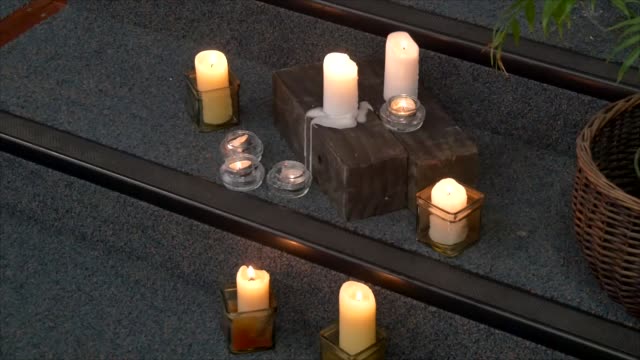 Schuss-von-Blumen-und-Kerzen-für-eine-Beerdigung-verwendet