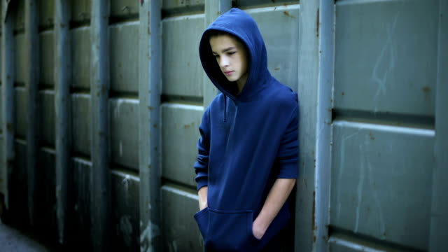 Traurig-teenboy-versteckt-alle-Backstreet,-Jugendlichen-Protest-gegen-Wort