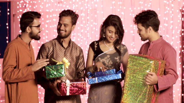 enge-Freunde-in-eine-traditionelle-Tücher-sind-Begegnung-und-Austausch-von-Geschenken-während-Diwali-fest