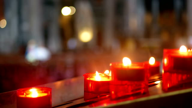 Alte-Kirche-Menschen-Kerzen