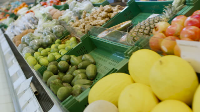 Im-Supermarkt:-Schuss-von-Frischwaren-Abschnitt-des-Speichers-gleiten.-Exotische-Früchte-und-Bio-Gemüse-auf-Verkauf-im-Markt-des-Landwirts.