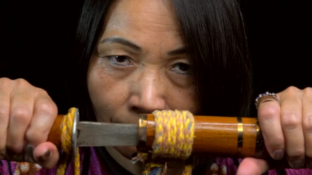 Slow-Motion-Nahaufnahme-von-alten-Asiatin-Eröffnung-Schwert