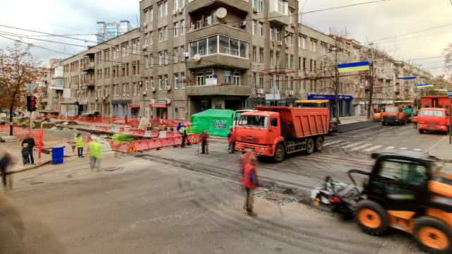 Traktor,-Roller-auf-der-Straße-Reparatur-Website-Zeitraffer.-Straßenbauarbeiten