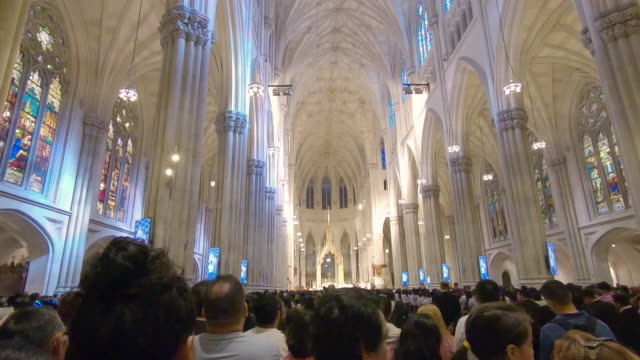 Vista-interior-de-St-Patricks-Cathedral-con-servicio-en-New-York-City,-Manhattan,-Nueva-York
