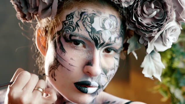 Make-up-artist-conforman-la-chica-hacen-de-halloween.-Arte-de-cara-de-Halloween.