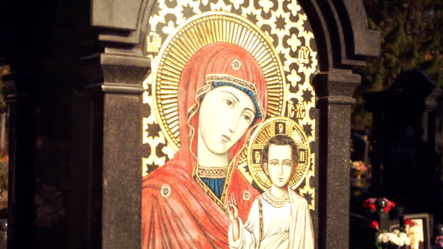Icon-of-the-Mother-of-God-on-the-monument