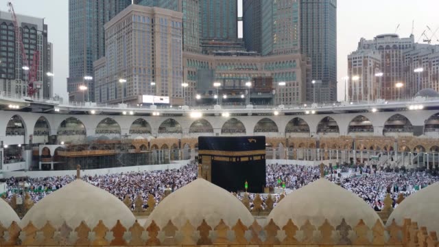 Muslimische-Pilger-umkreisen-und-beten-vor-der-Kaaba
