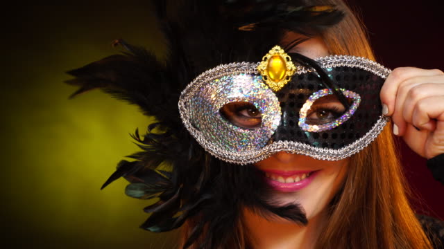 Gesicht-der-Frau-mit-Karnevalsmaske-4K
