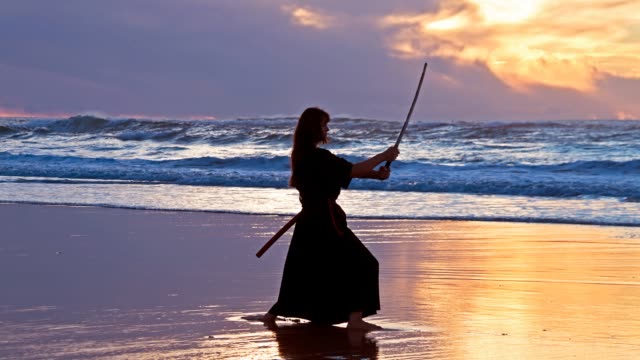 Samurai-Frau-am-Strand-bei-Sonnenuntergang