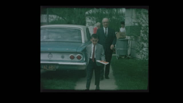 1964-Glam-Mutter-mit-Bouffant-und-Familie-verlassen-für-formale-Veranstaltung