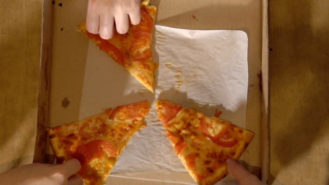 Drei-Menschen-greift-nach-Stücke-Pizza
