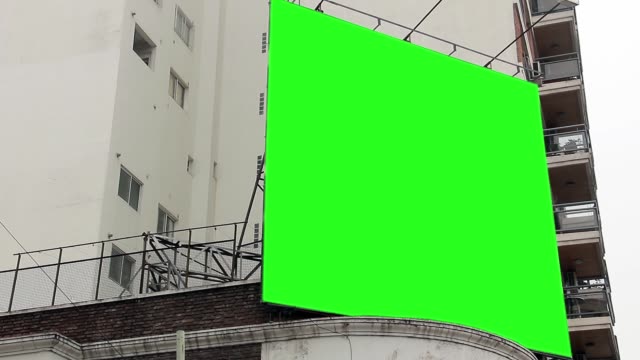 Cartelera-con-pantalla-verde-en-un-edificio.