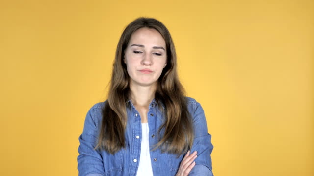 Traurig,-verärgert-hübsche-Frau-auf-gelbem-Hintergrund-isoliert