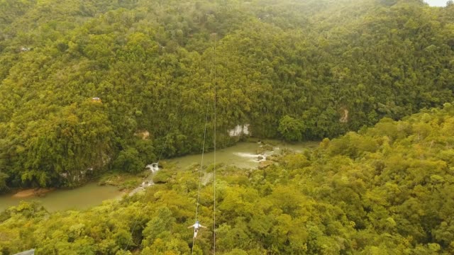 Attraktion-Zipline-im-Dschungel-Bohol,-Philippinen