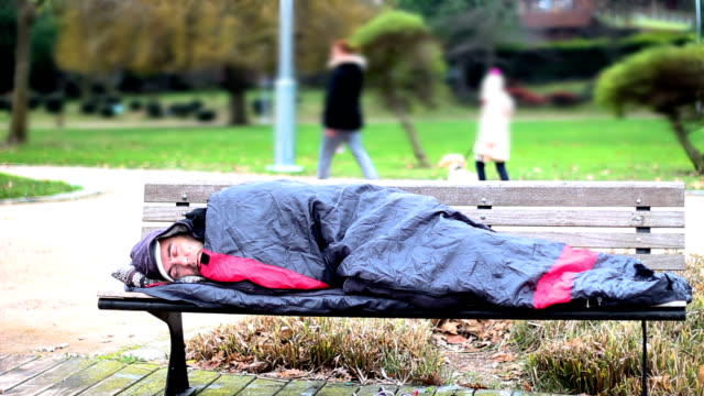Obdachloser-auf-Bank-im-Park-zu-schlafen