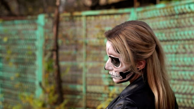 Nahaufführung-eines-gotischen-Mädchens-in-einem-Kleid-und-einem-gruseligen-Make-up.-Halloween.
