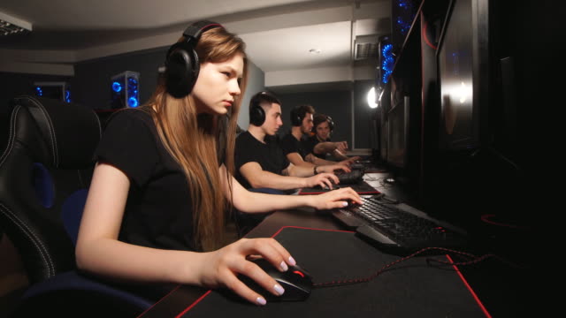 Hermosa-mujer-jugador-usando-auriculares,-jugando-en-el-videojuego-en-línea