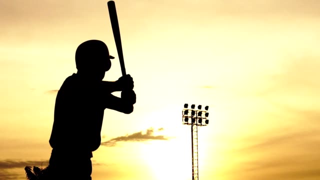 Silhouette-Baseball-Spieler-hält-einen-Baseballschläger,-um-die-Kugel-bohrt-zu-treffen