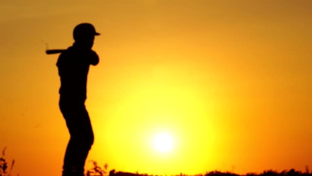 Silhouette-Männliche-Athleten-trainieren-mit-dem-Sonnenuntergang