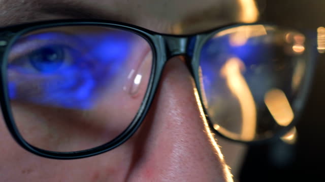 Computerspiel-in-der-Brille-des-Mannes-in-nahaufnahme-reflektiert