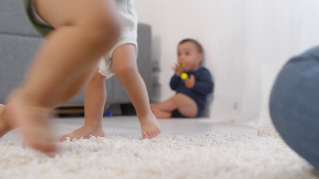 Niño-irreconocible-Aprendiendo-a-caminar-y-caer
