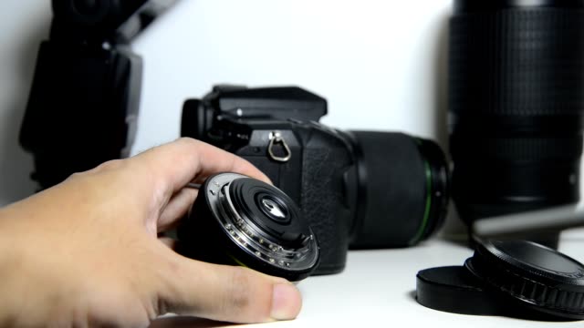 DSLR-Kameraobjektivreinigung-durch-Blasen-von-Staub-des-Objektivs