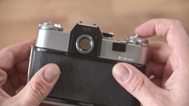 Eine-alte-Zenit-E-Film-SLR-Kamera-mit-einem-austauschbaren-Helios-44-2.-Preis-100-Rubel.-Udssr.-Leningrad.-1980