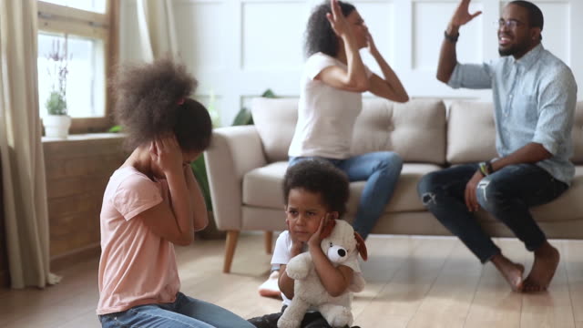 Los-niños-africanos-asustados-cubrieron-los-oídos-para-no-oír-a-los-padres-pelear