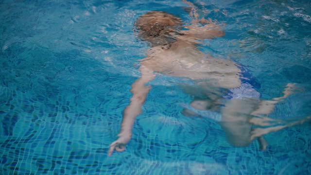 Schwimmbad.-Das-Kind-wird-das-Schwimmen-im-Pool-beigebracht.
