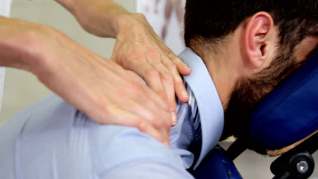 Physiotherapeuten-geben-Rückenmassage,-ein-patient