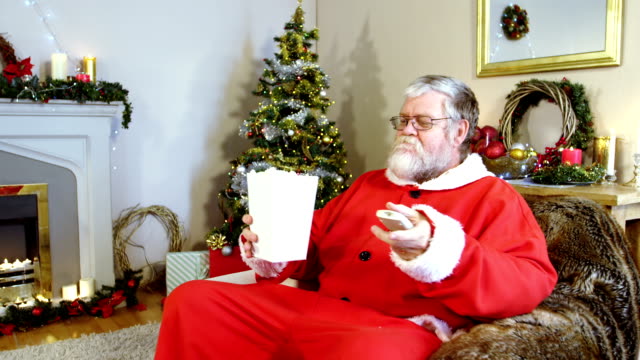 Santa-Claus-Essen-Popcorn-beim-Fernsehen