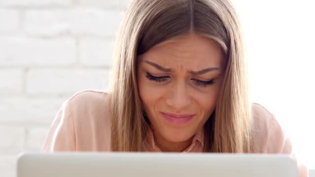 Wütend-kreativen-Frau-arbeiten-auf-Laptop,-Close-Up