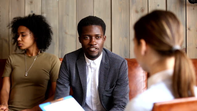 Hombre-africano-hablando-con-el-consejero-de-familia,-pareja-negra-al-psicólogo