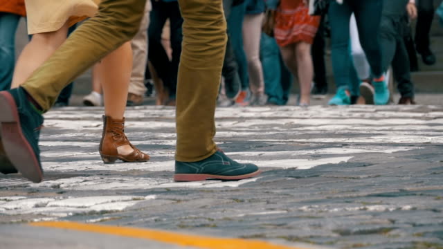 Füße-von-Masse-Menschen-zu-Fuß-auf-dem-Fußgängerüberweg-in-Zeitlupe