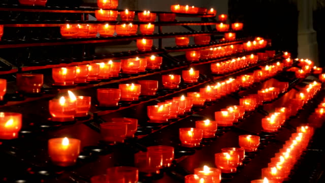 In-der-christlichen-Kirche-werden-viele-Kerzen-angezündet.