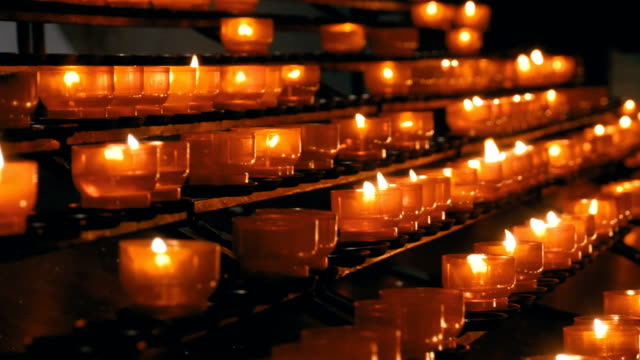 In-der-christlichen-Kirche-werden-viele-Kerzen-angezündet.