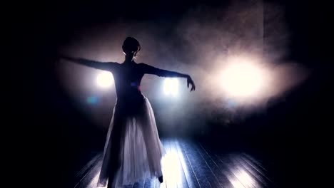 Hermoso-se-mueve-de-un-bailarín-de-ballet-clásico-en-la-oscuridad