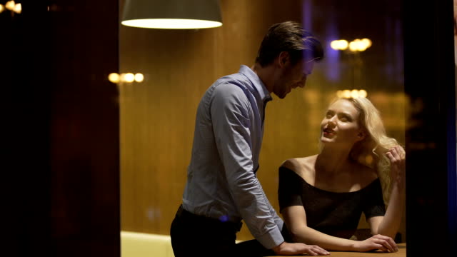 Mann-flirtet-mit-wunderschönen-blonden-Frau-im-Restaurant-am-Abend-holen---bis