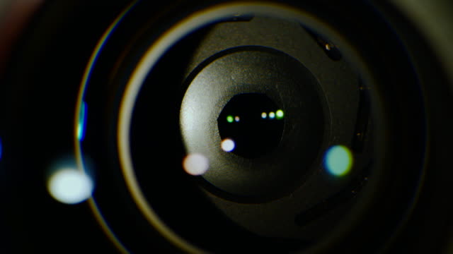 Die-Lichtquelle-beleuchtet-das-Objektiv-der-Videokamera,-den-Mechanismus-der-operativen-Öffnung