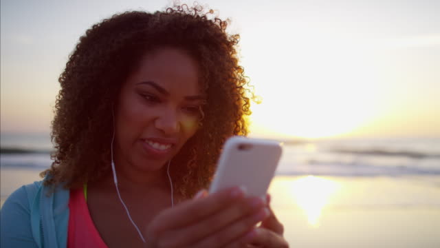 Texto-mujer-afroamericana-con-tecnología-de-teléfono-inteligente