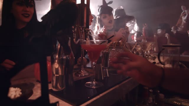 Barkeeper-cocktail-an-Halloween-Kostümparty-geben-Mann