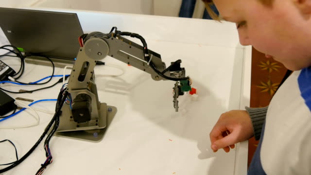 Junges-Kind-spielt-mit-Roboter