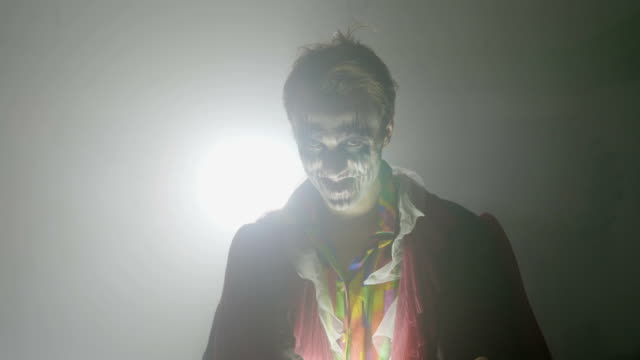 Psychopathen-männlichen-Joker-verrückte-böse-Lachen-und-beängstigend-die-Kamera-an-halloween