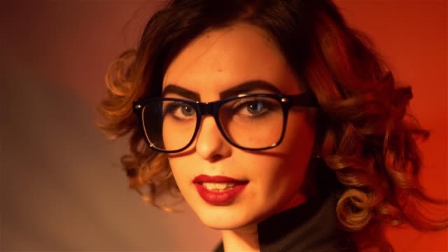 Sexy-junge-Sekretärin-in-Gläsern-und-rote-Lippen